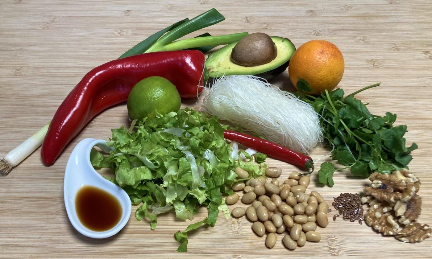 Foto bereitgestellter Zutaten für den "Asiatischen Salat mit gekochten Sojabohnen".