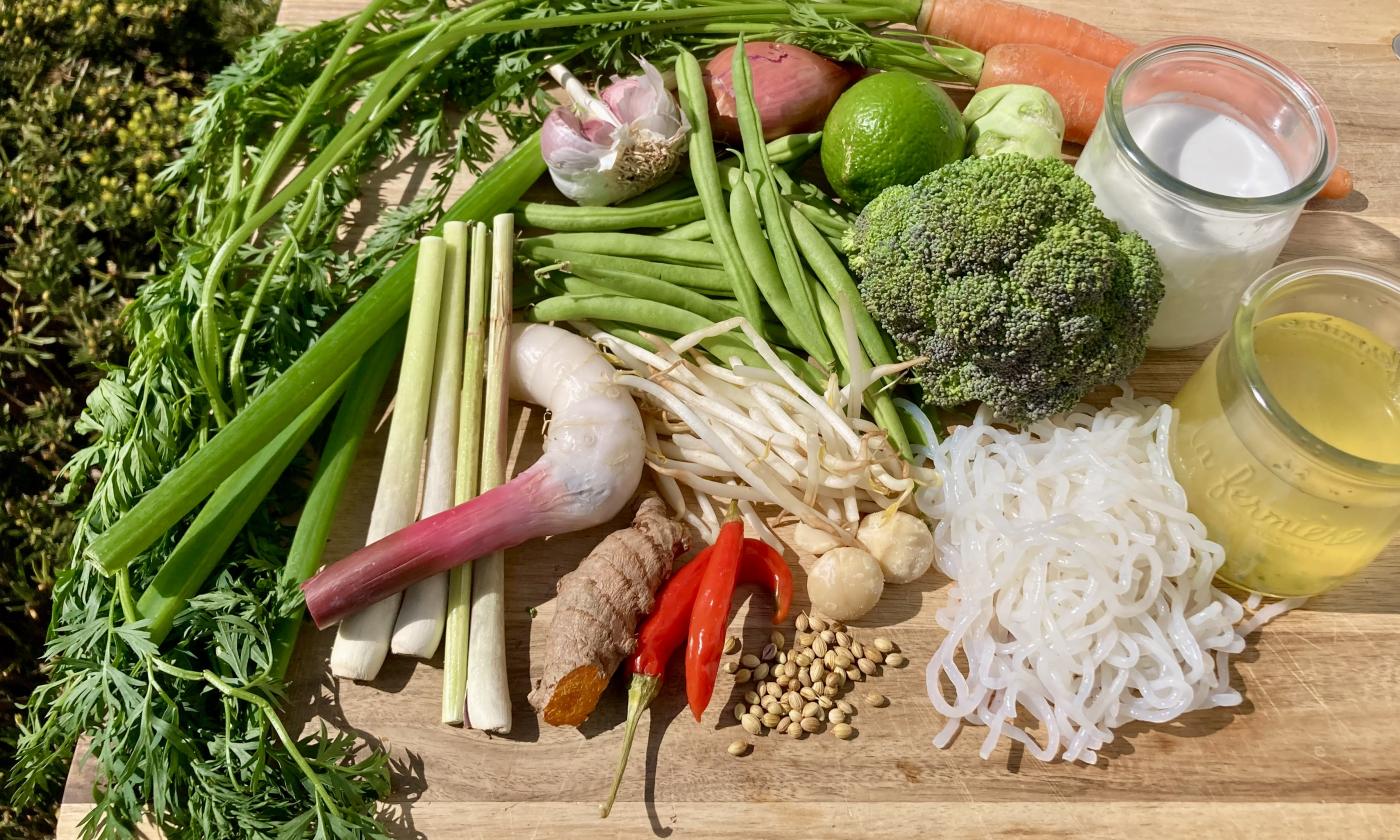 Bild bereitgestellter Zutaten für die "vegane kalorienarme Laksa-Suppe mit Shirataki Nudeln".