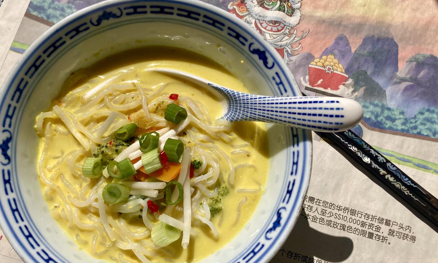 Foto der angerichteten "veganen kalorienarmen Laksa-Suppe mit Shirataki Nudeln" aus der Nähe.