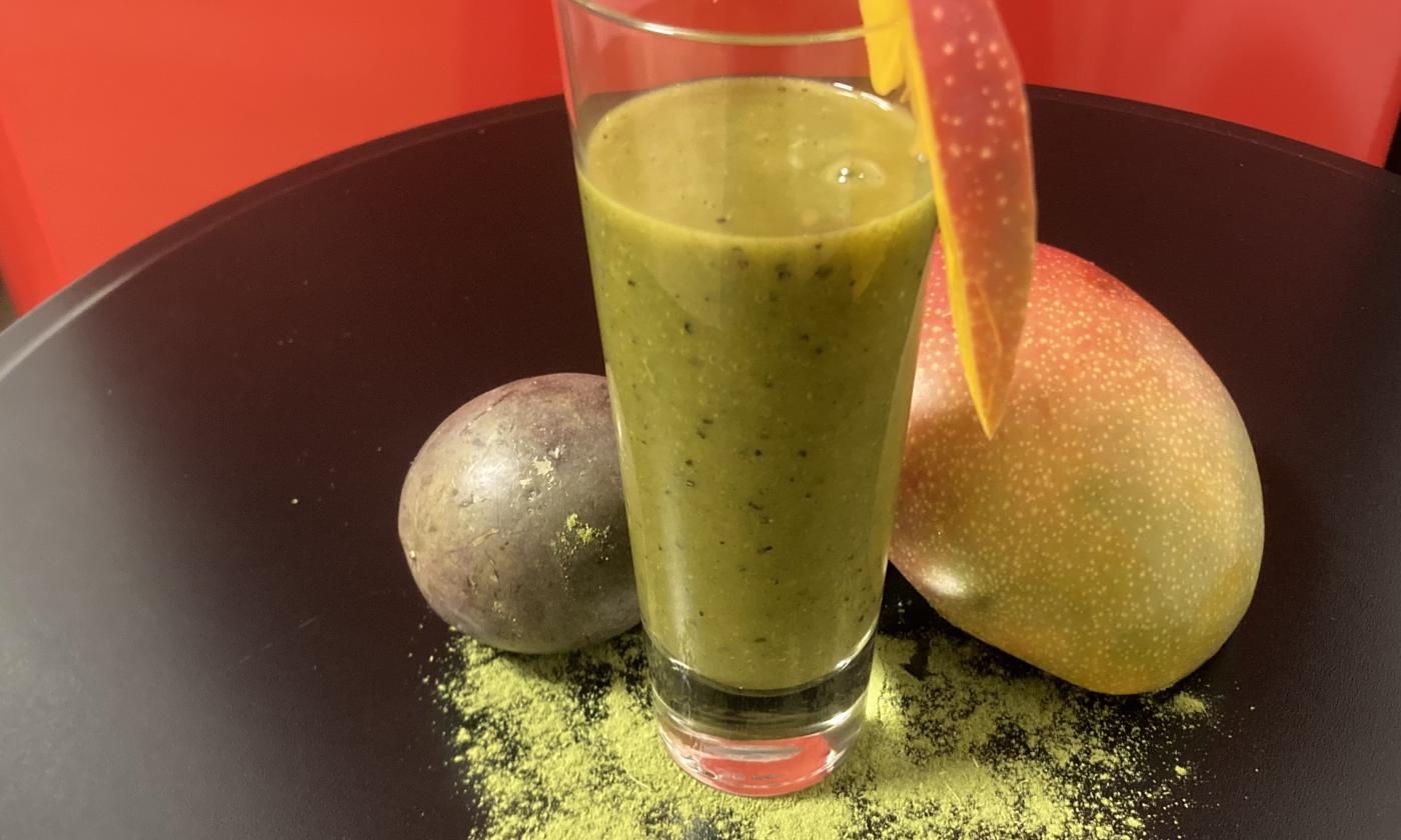 Rezeptbild vom angerichteten "Moringa Smoothie mit Mango, Passionsfrucht und Guavennektar"