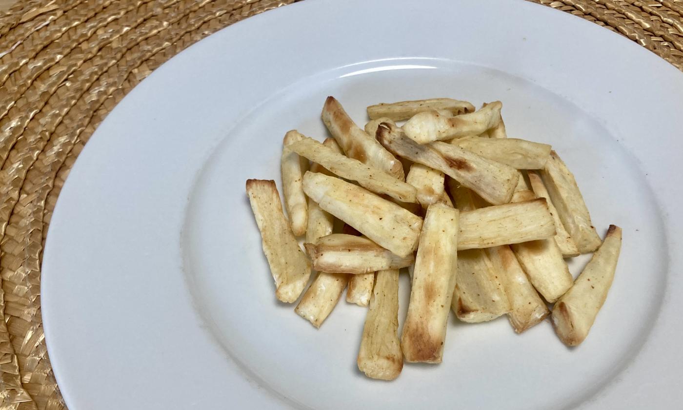 Rezeptbild von den angerichteten "Maniok- Fritten" auf weissem Teller.