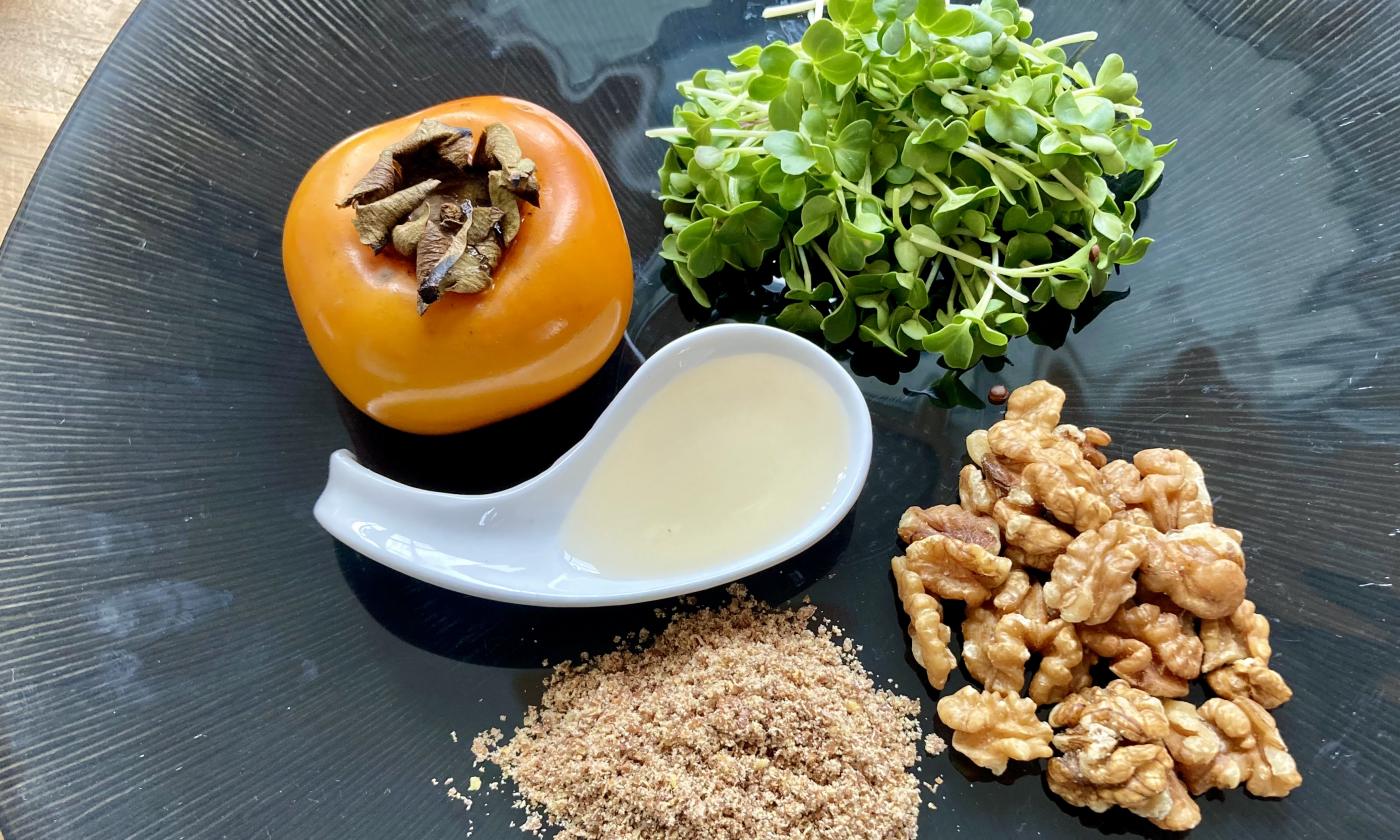 Imagen de los ingredientes de la "Ensalada afrutada de berros con caquis y nueces sin aceite".