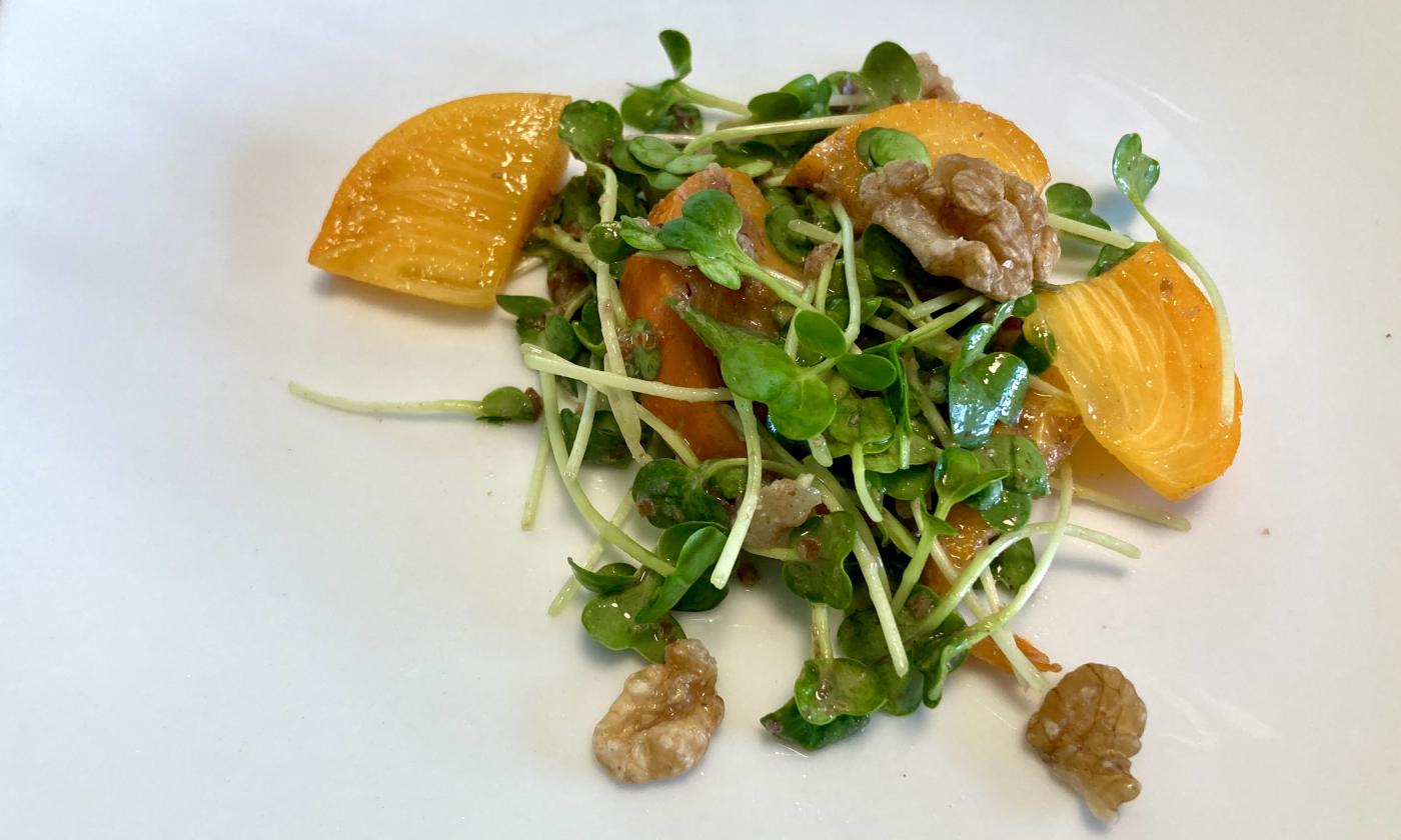 Imagen de la receta de la “ensalada afrutada de berros sin aceite con caquis y nueces” preparada.