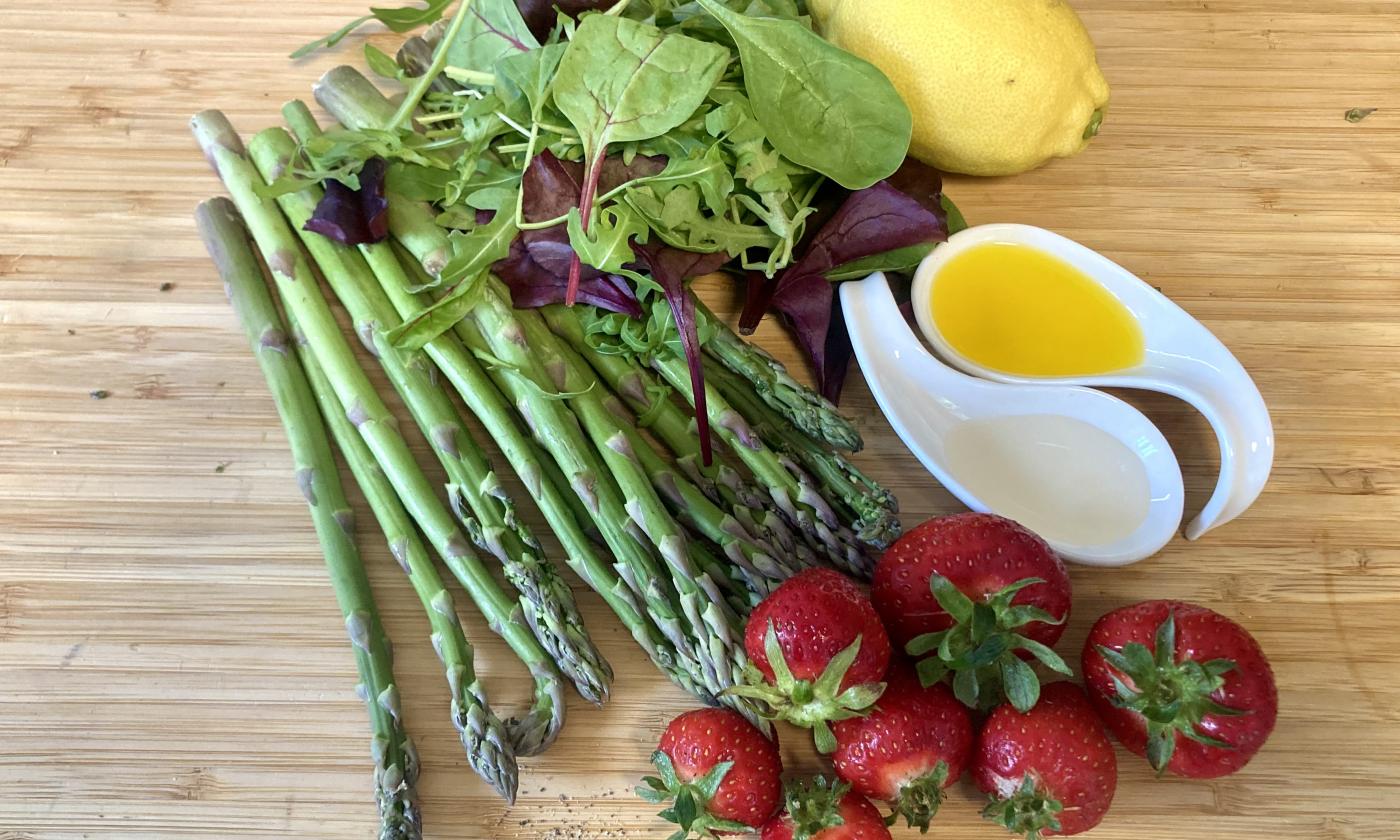 Ingredientes previstos para la “ensalada rápida de frutas con espárragos verdes y fresas”.