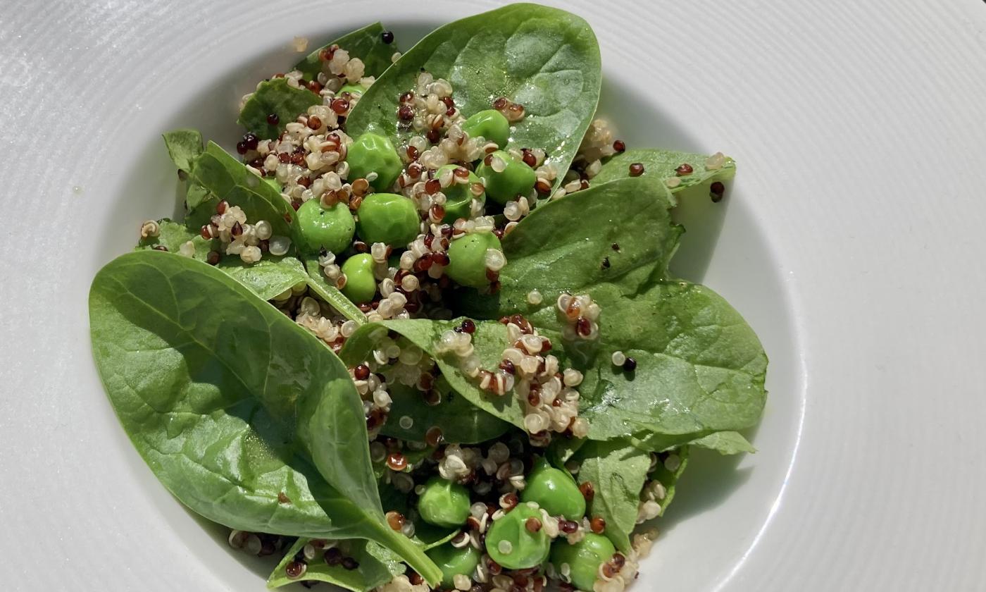Imagen de la receta de la “ensalada tibia de quinoa con espinacas y guisantes” preparada.