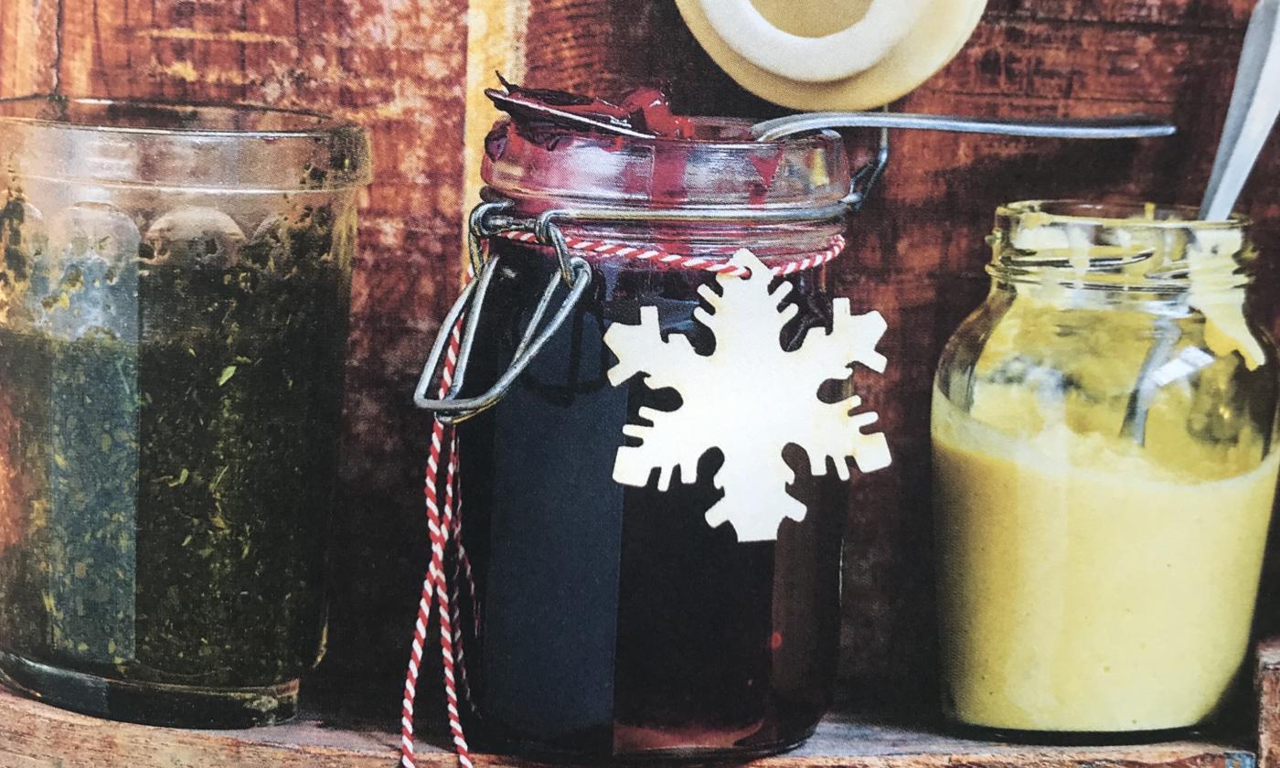 Фото рецепта "Клюквенно-апельсиновый соус" (в центре) из "Vegan Christmas", Gaz Oakley, стр. 113