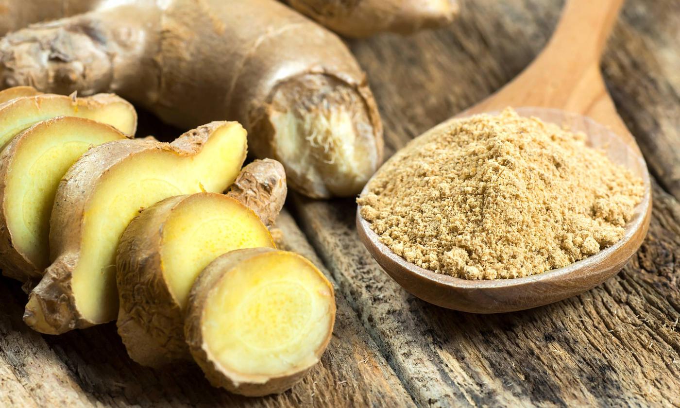 Jengibre como raíz, cortado y molido como polvo - Zingiber officinale. Jengibre como raíz, cortado y molido como polvo - Zingiber officinale.