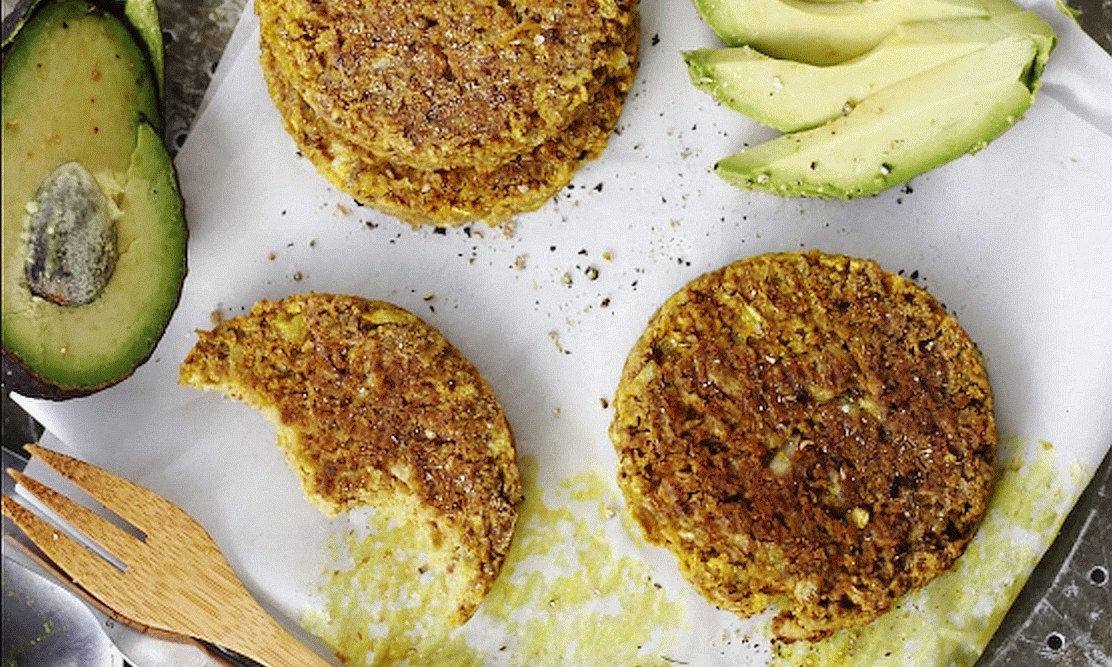 Изображение рецепта «Луковых котлет из хикамы» из блога «This Rawsome Vegan Life» от Emily von Euw.