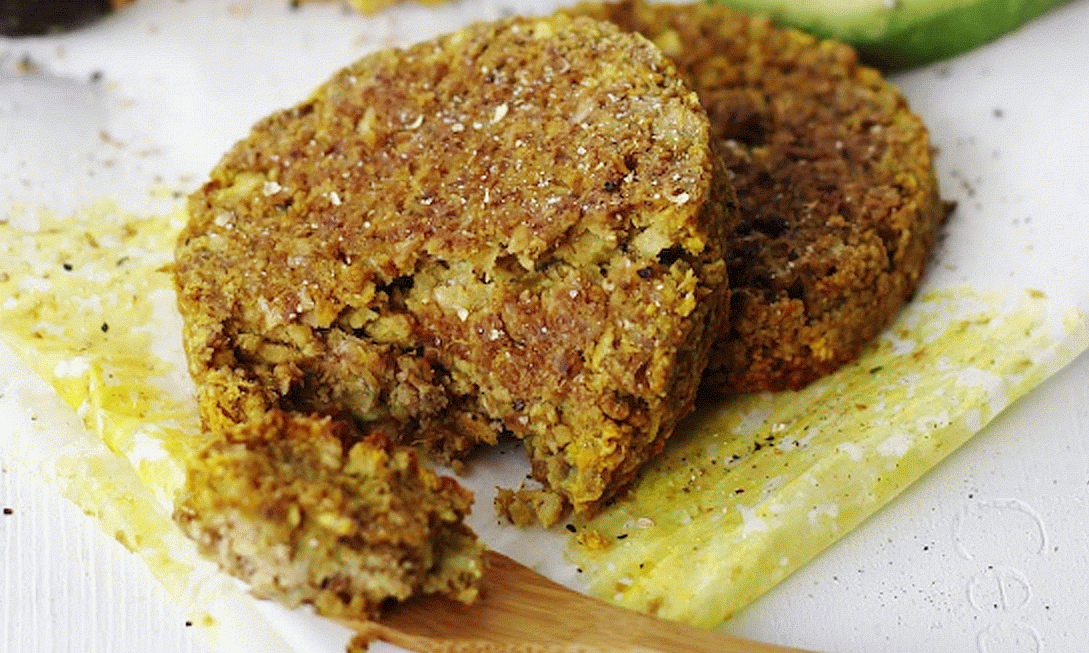 Крупный план «Луковых колтет из хикамы» из блога «This Rawsome Vegan Life» от Emily von Euw.