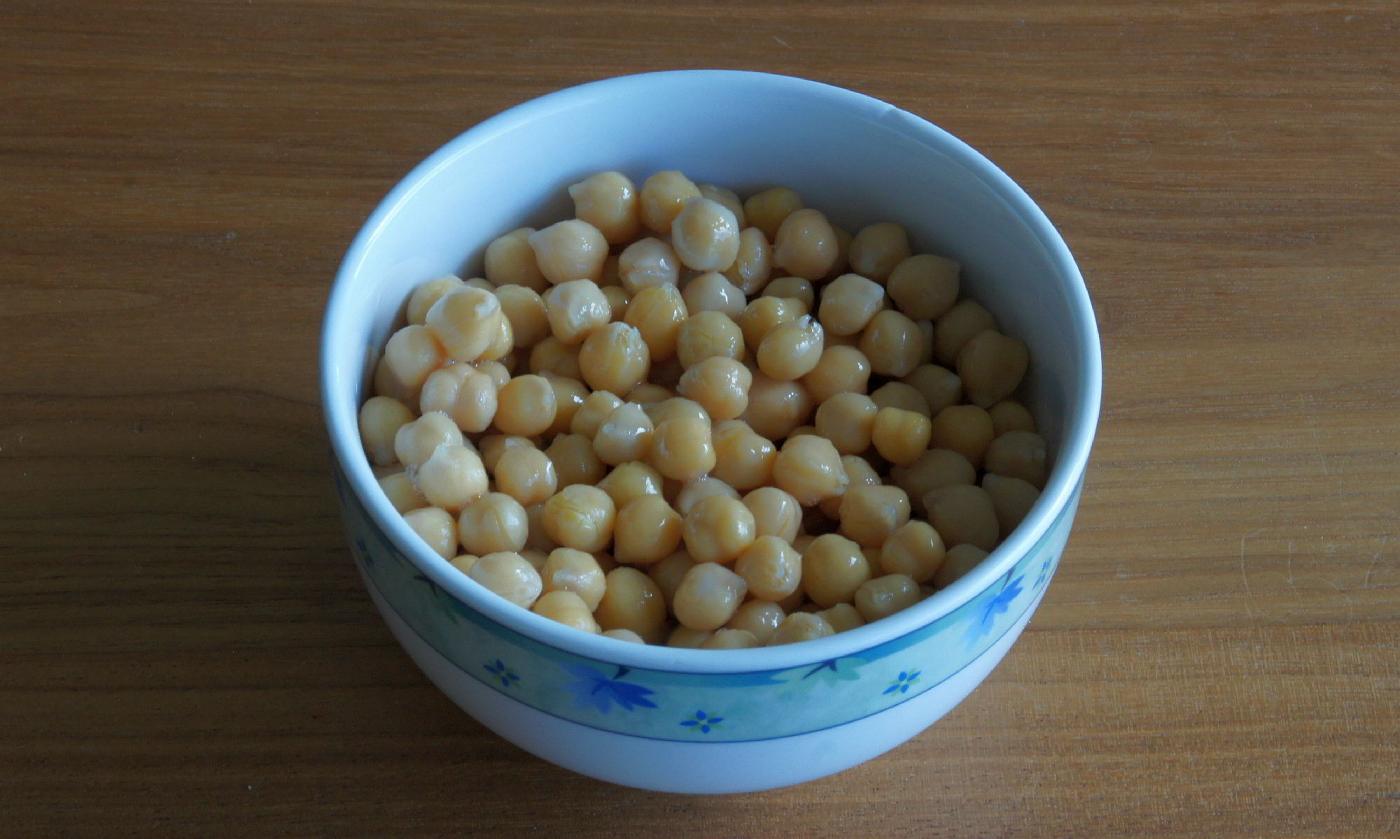 Los garbanzos remojados en un bol: el garbanzo pertenece a las legumbres. Los garbanzos remojados en un bol: el garbanzo pertenece a las legumbres.