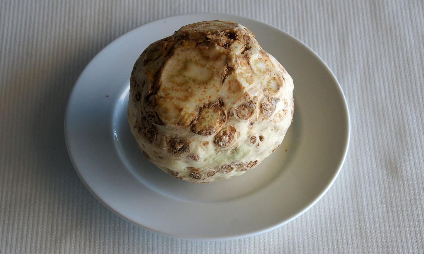 Sedano rapa su un piatto - noto anche come radice di sedano.