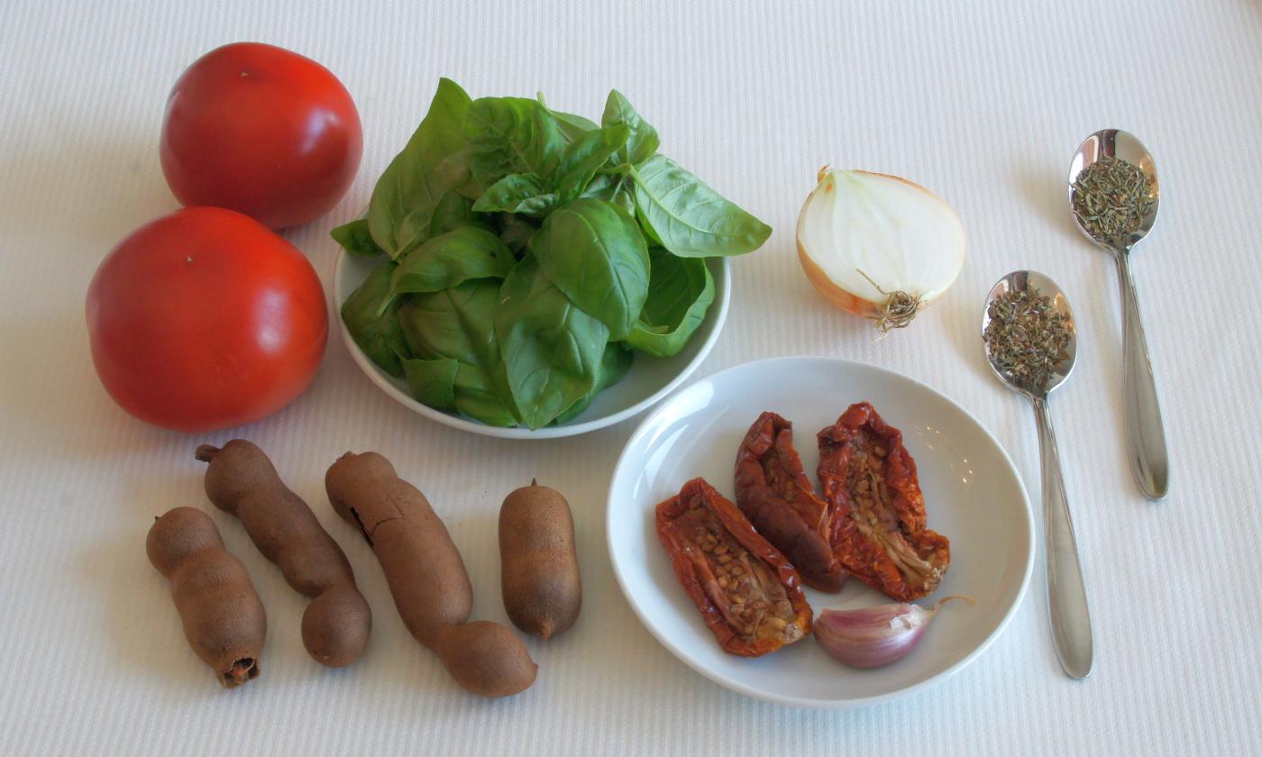 Ингредиенты для томатного соуса. Подготовка необходимых пряностей и ингредиентов - здесь без кухонных приборов.
