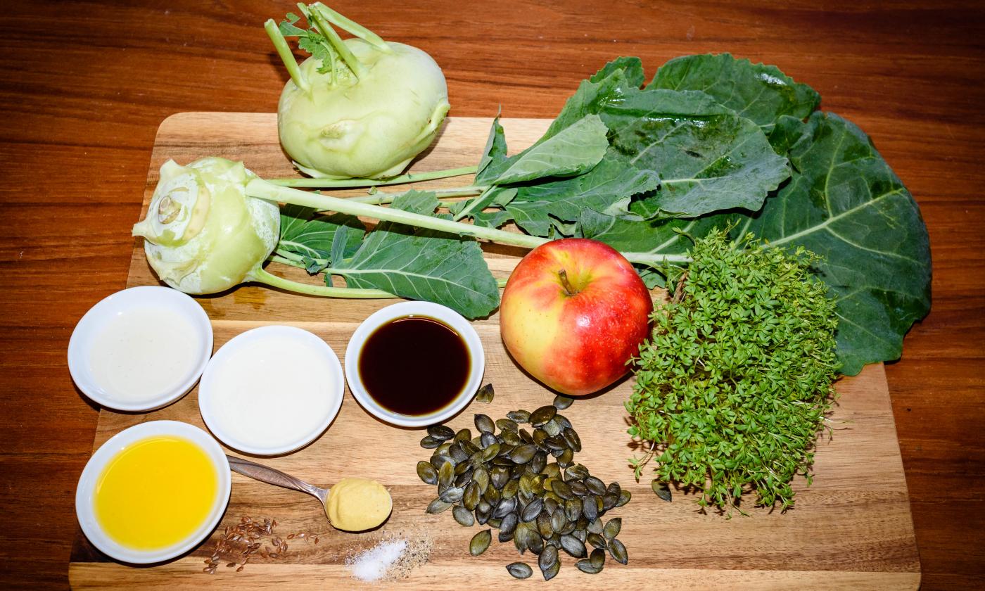 Bild mit bereitgestellten Zutaten für den "Kohlrabi-Apfel-Salat mit Kresse und Kürbiskernöl".