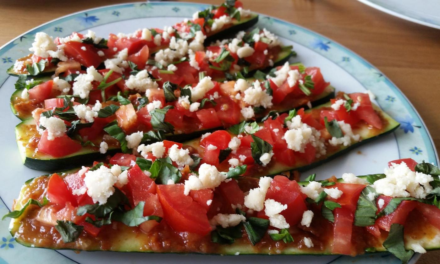 Zucchini-Macadamia-Tomaten-Rohkost-Pizza mit Umami-Geschmack | Stiftung G+E