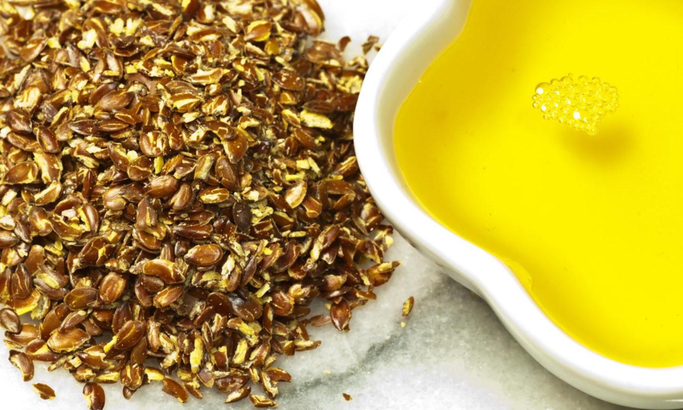 Linaza triturada a la izquierda y aceite de linaza prensado en frío a la derecha. Linaza triturada a la izquierda y aceite de linaza prensado en frío a la derecha.