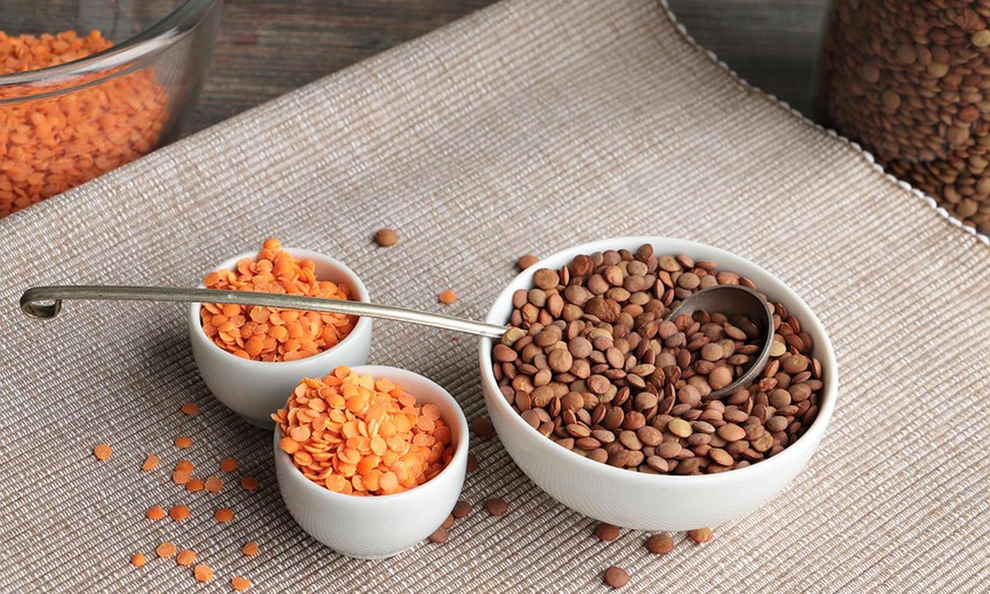 Lenticchie crude: due piccole ciotole con arancia e scodella con marroni (originale). Lenticchie crude: due piccole ciotole con arancia e scodella con marroni (originale).