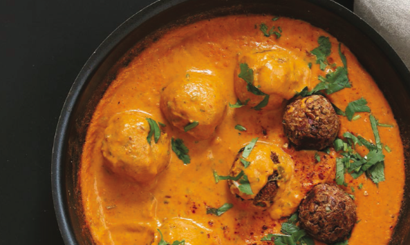 Recipe picture "Makhani sauce" (here with lentil dumplings) from Richa's culinary world of flavors, p. 57