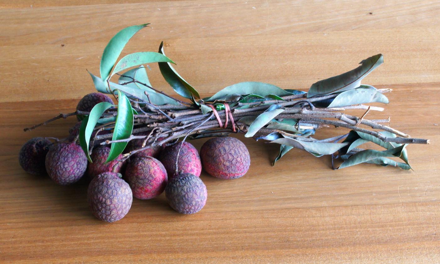 Litchi su un tavolo: i litchi contengono molta vitamina C e sono ricchi di minerali.