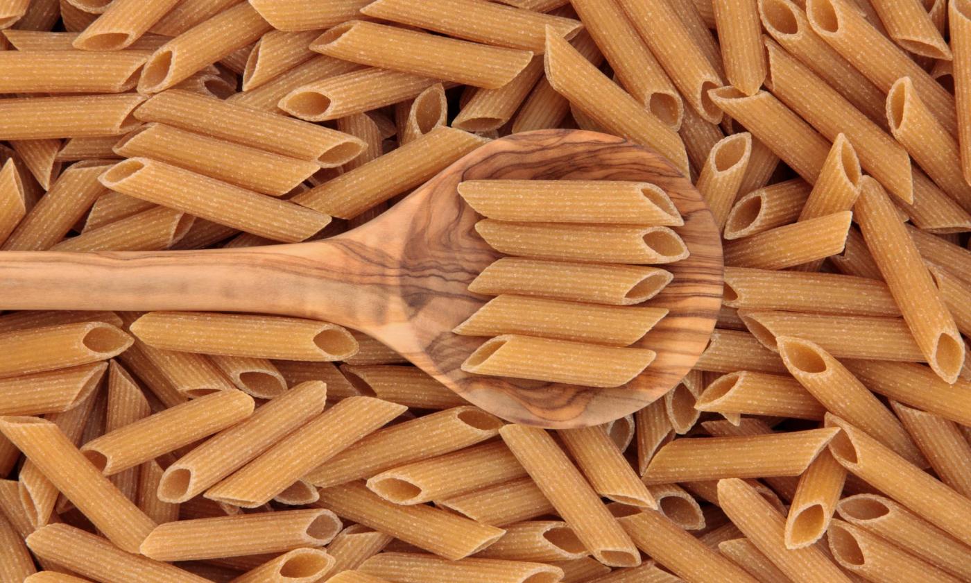 Questi non sono maccheroni integrali, ma penne con un cucchiaio di legno. Questi non sono maccheroni integrali, ma penne con un cucchiaio di legno.