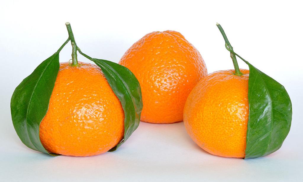 Frutti crudi non trasformati: mandarino crudo. Citrus reticulata. Frutti crudi non trasformati: mandarino crudo. Citrus reticulata.