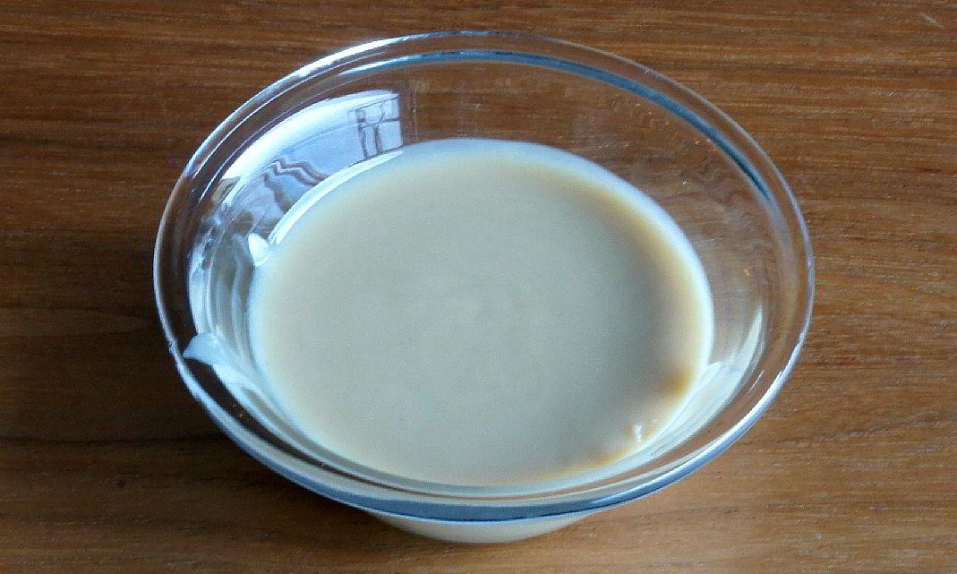 Bright almond purée in a bowl: It has a finer texture and a slightly milder flavor than brown one. Bright almond purée in a bowl: It has a finer texture and a slightly milder flavor than brown one.