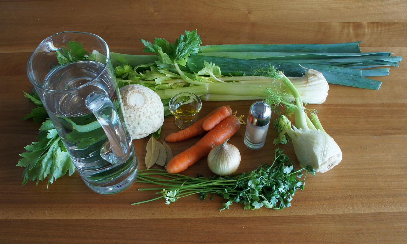 "Mise en place" per il brodo vegetale concentrato. Preparazione delle spezie e degli ingredienti necessari (senza utensili da cucina).