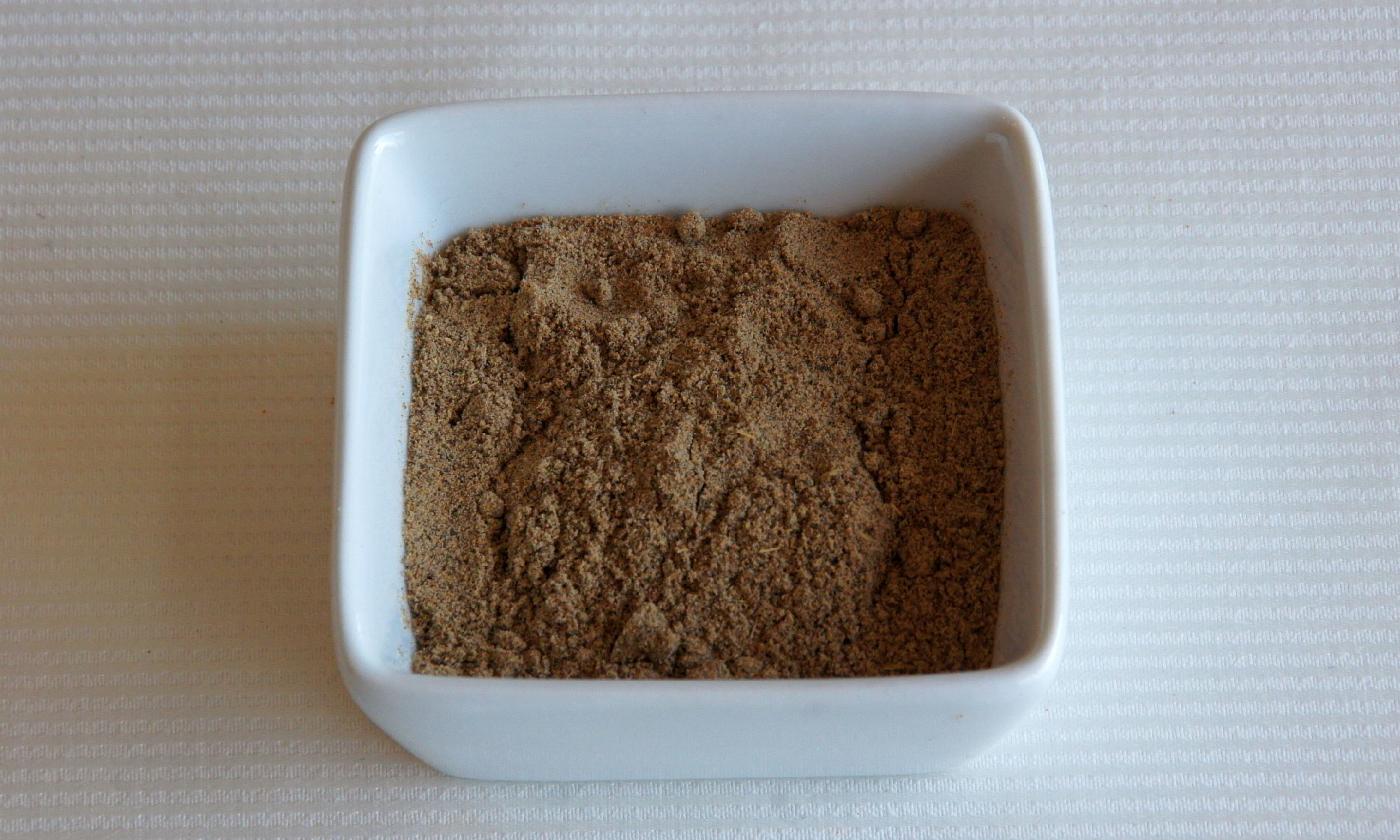 Чашка с мускатным орехом: молотый или тертый мускатный орех используется как кухонная специя.