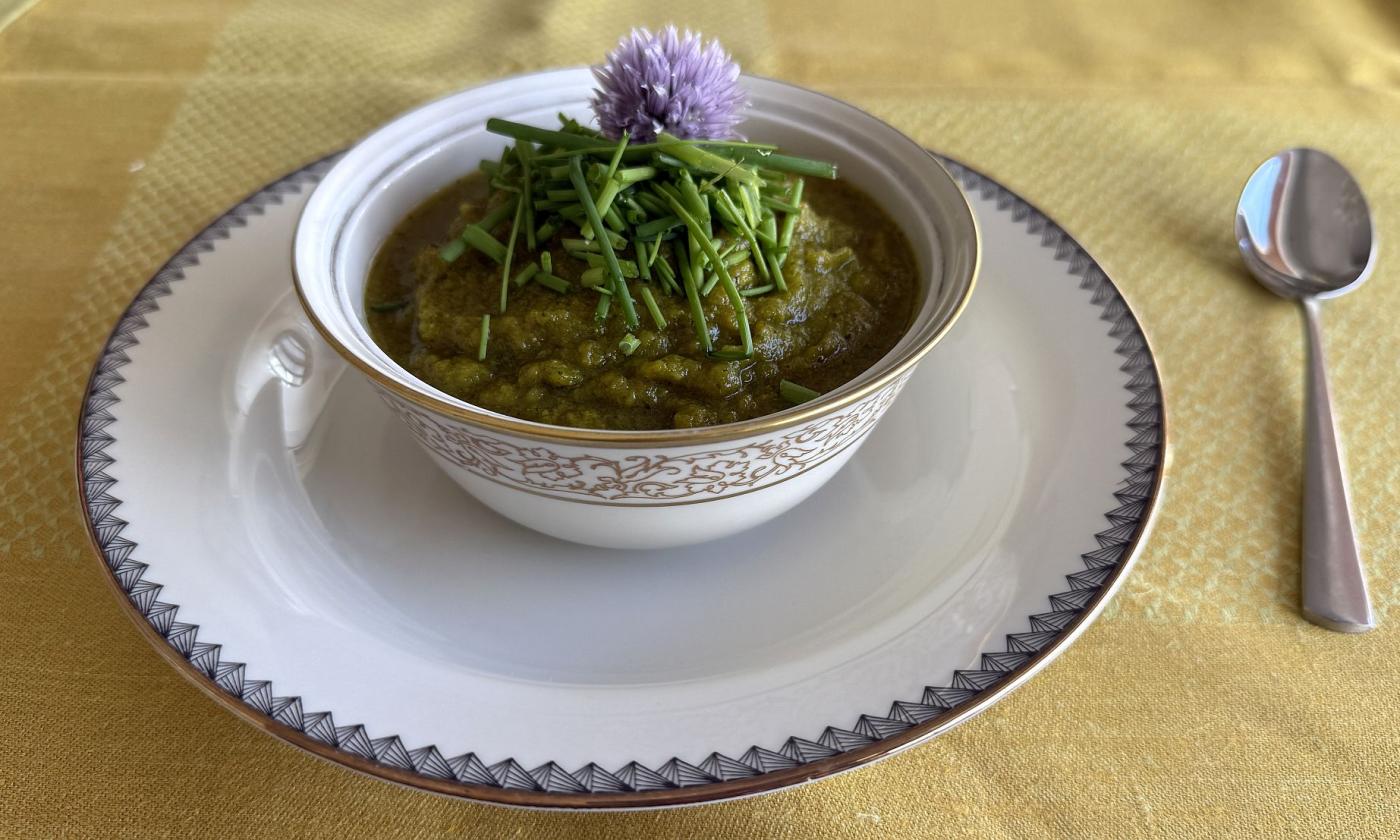 Oil-free broccoli soup with wakame flakes per person, chives and flowers on top.