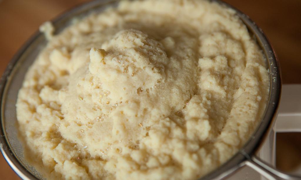 Sieb gefüllt mit Okara, also "Trester" (Pressrückstand) aus der Sojamilchproduktion, unbehandelt. Sieb gefüllt mit Okara, also "Trester" (Pressrückstand) aus der Sojamilchproduktion, unbehandelt.