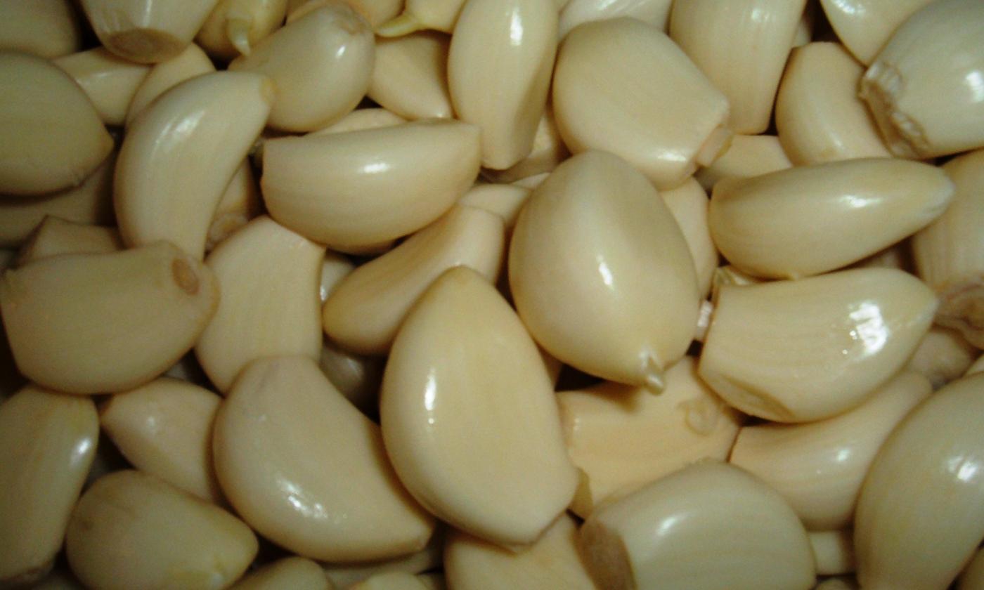 Knoblauch (Allium sativum), roh - gepellte (abgezogene) Knoblauchzehen auf einem Haufen. Knoblauch (Allium sativum), roh - gepellte (abgezogene) Knoblauchzehen auf einem Haufen.