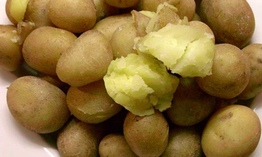 Patate, radici e tuberi trasformati: patate cotte con buccia e sale