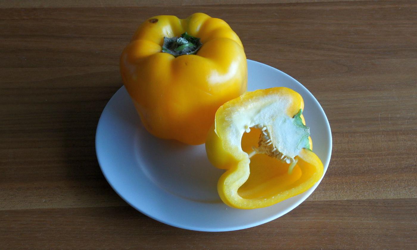 Pimiento amarillo sobre un plato: el pimiento amarillo es originario de Sudamérica. Pimiento amarillo sobre un plato: el pimiento amarillo es originario de Sudamérica.