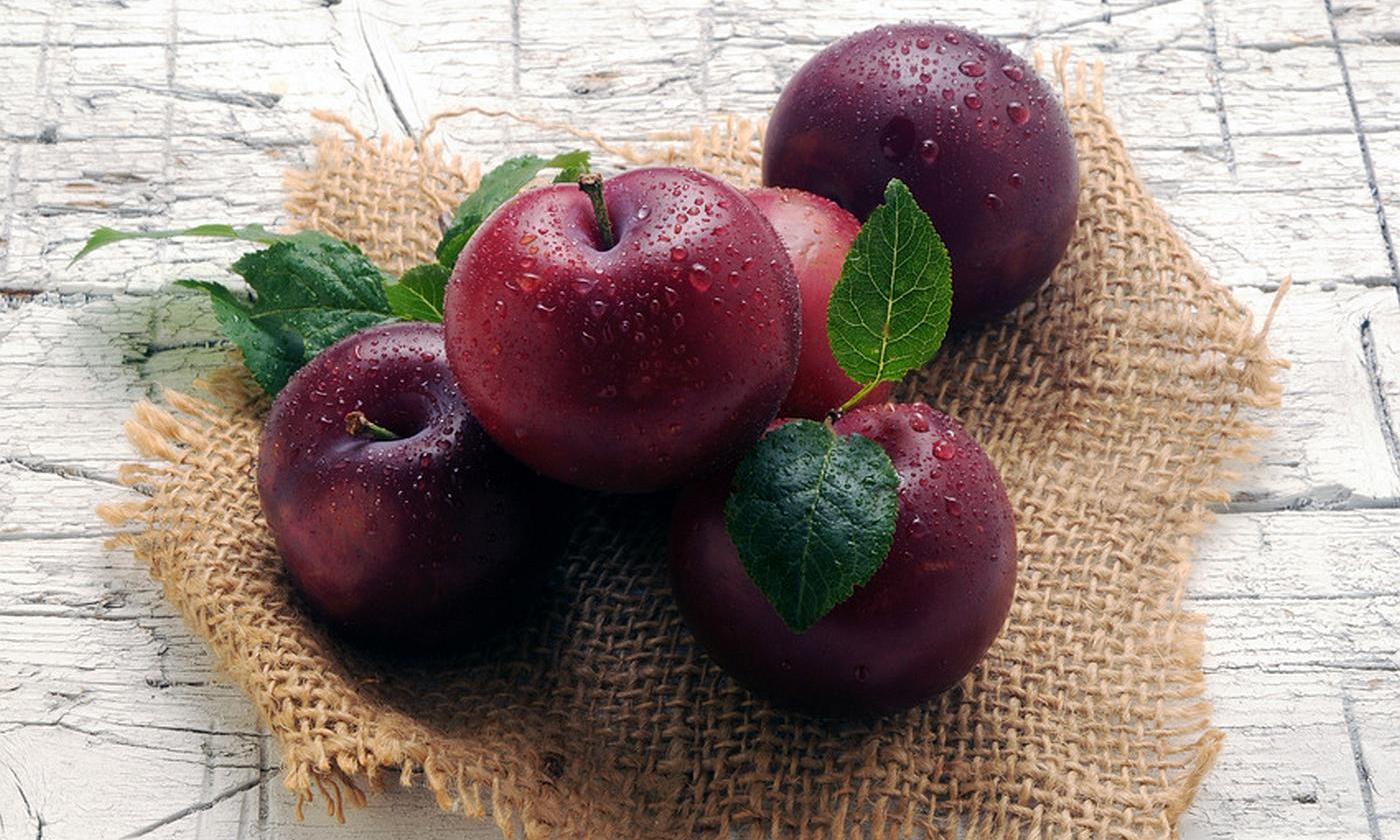 Algunas ciruelas pasas en saco de yute - Prunus domestica var. subrotunda Algunas ciruelas pasas en saco de yute - Prunus domestica var. subrotunda