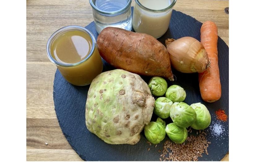 Bild mit den vorbereiteten Zutaten für die "Ölfreie Süsskartoffelsuppe mit Rosenkohlscheibchen".