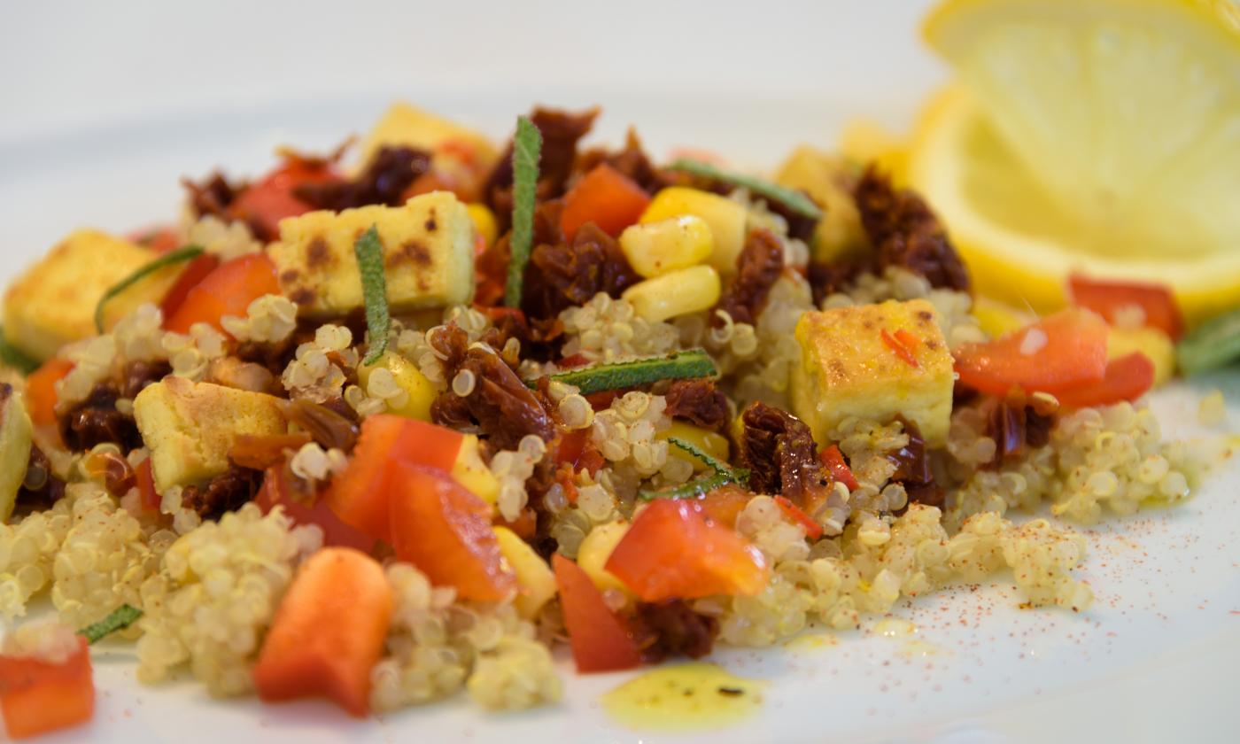 Quinoa-Salat mit getrockneten Tomaten, Salbei und Tofu | Stiftung G+E