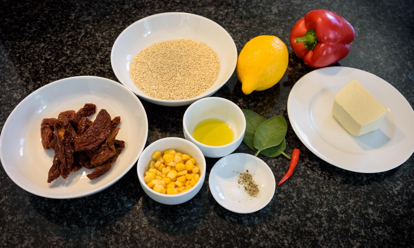 Bereitstellung der Zutaten für den "Quinoa-Salat mit getrockneten Tomaten, Salbei und Tofu" - ohne Küchengeräte.