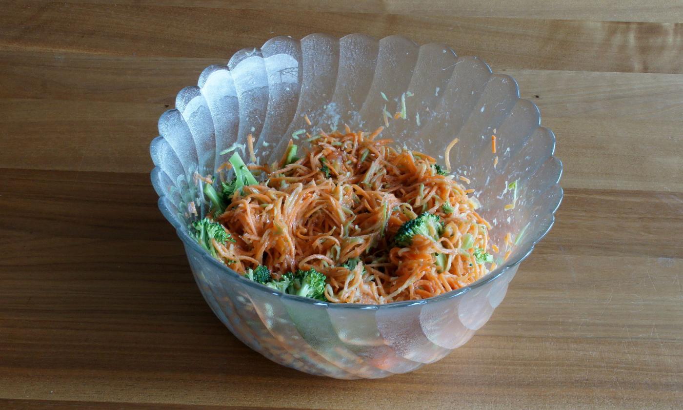 The finished dish "Carrot-Broccoli with Vanilla Sauce" in the bowl.