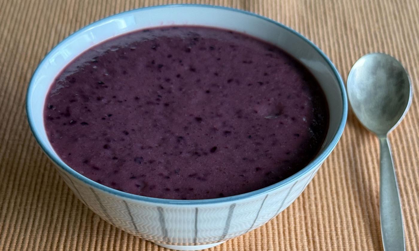 Erb-Dessert al resveratrolo con uva scura, eventualmente ghiacciato, in ciotola di ceramica.