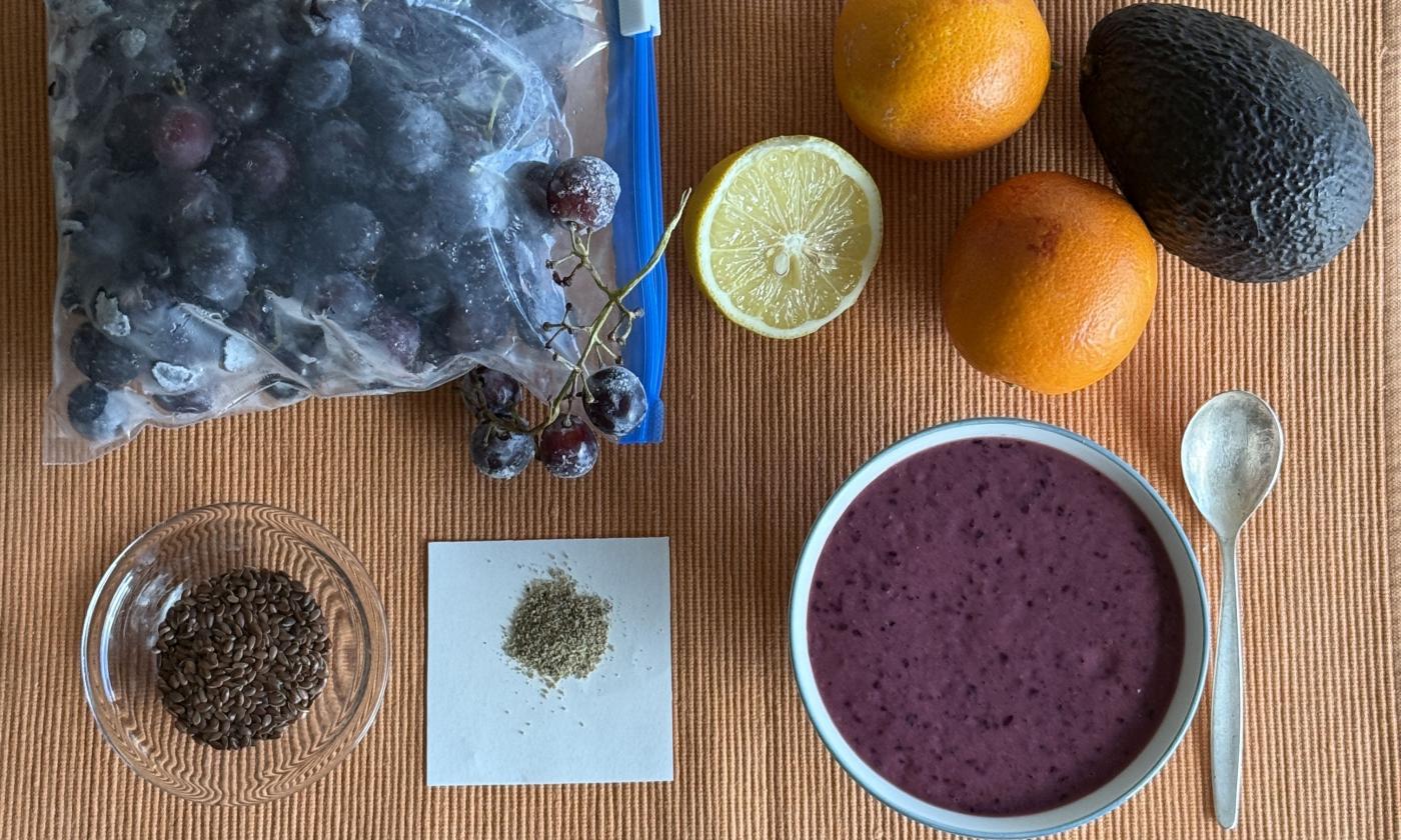 Erb-Dessert al resveratrolo con uva scura, eventualmente ghiacciato, con mise-en-place.