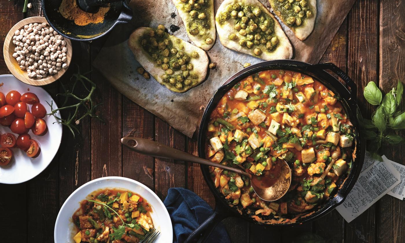 Cremiges Tofu-Tomaten-Curry mit Gemüse und Püree | Stiftung G+E