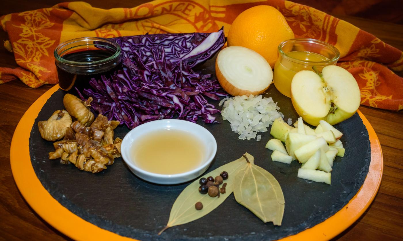 Ingredients prepared on a plate for the dish "Apple red cabbage with figs".