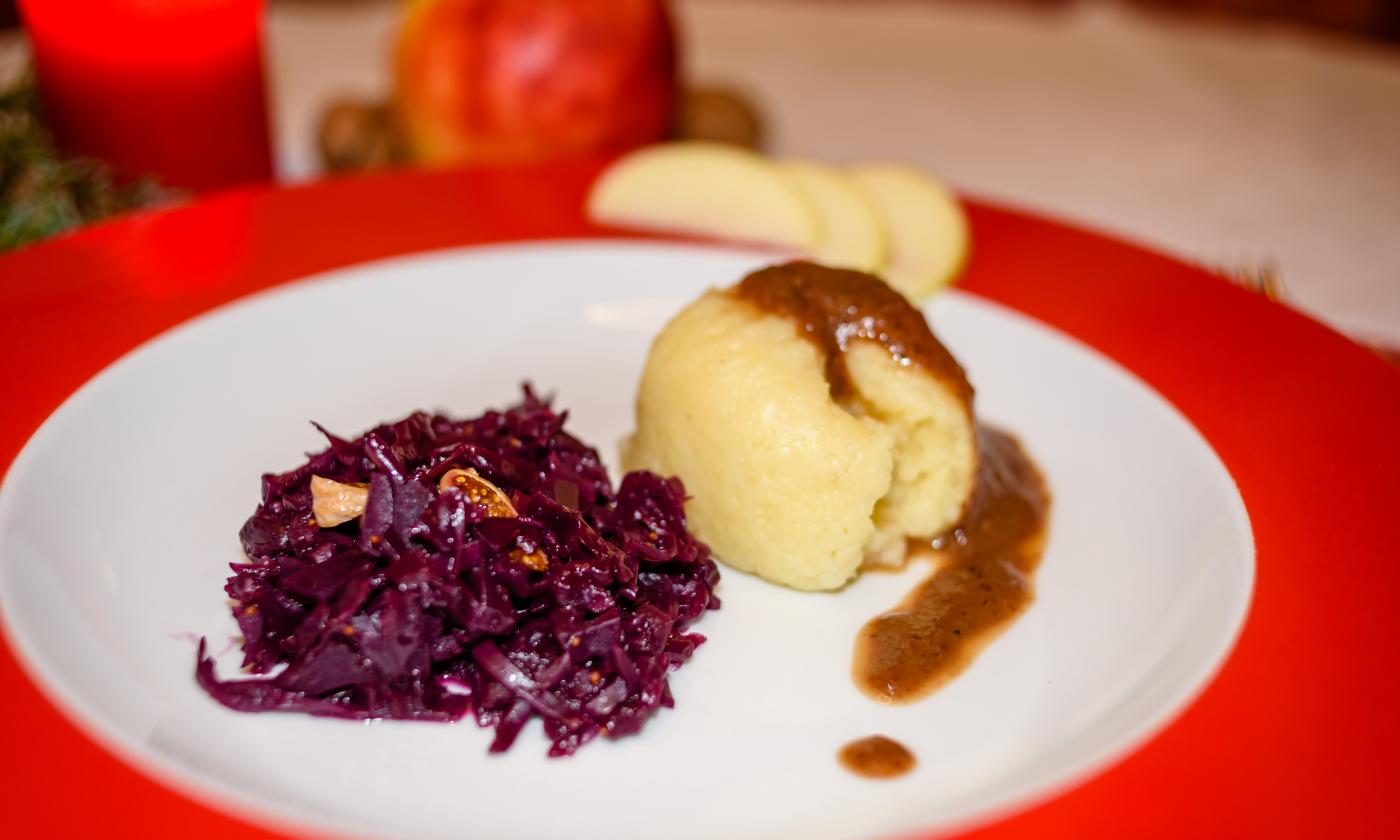 Ready-made dish "Apple red cabbage with figs", served on a plate