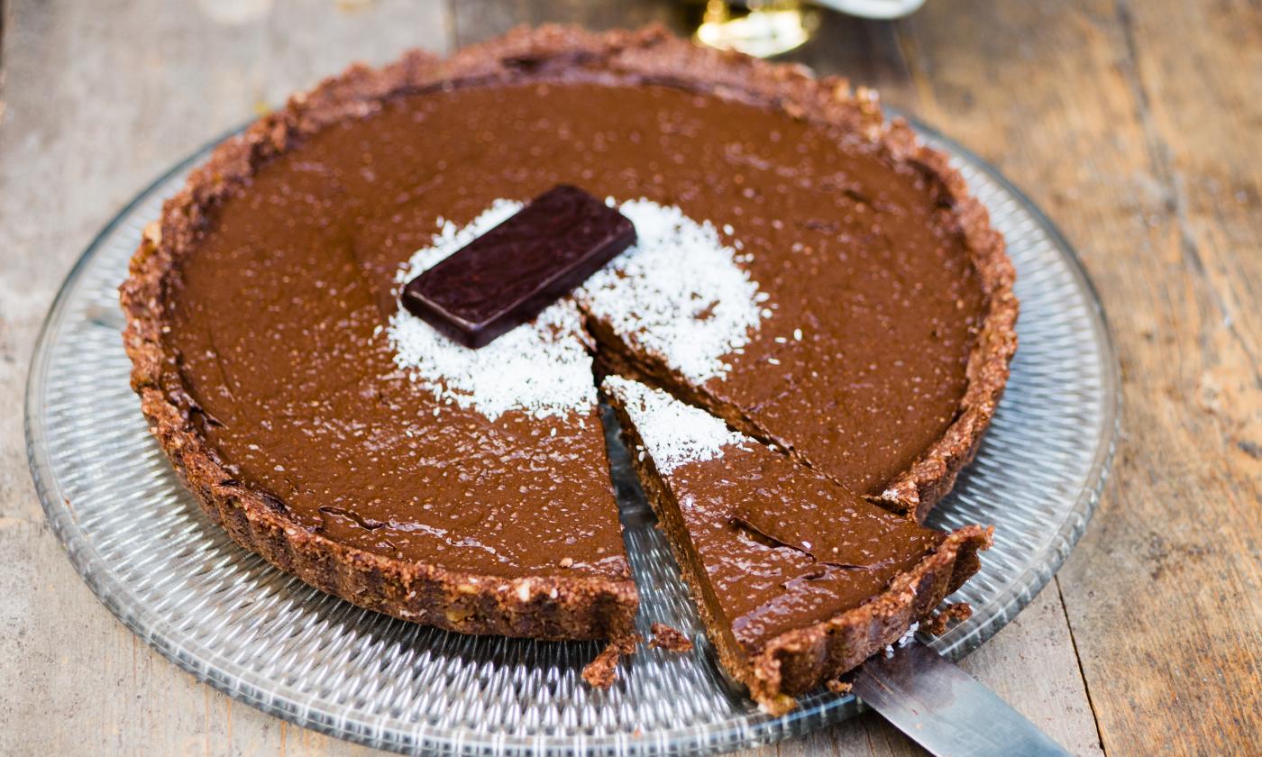 Фото «Грешно-шоколадный торт для гурманов» из кулинарной книги «Was dein Herz begehrt», стр.58.