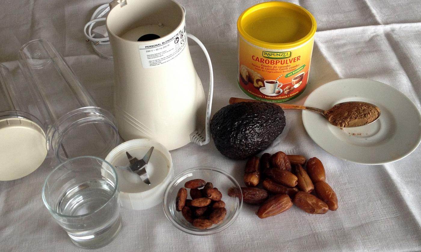 Rohe Schokoladencrème - mise en place, also Bereitstellung der Zutaten und Maschinen.