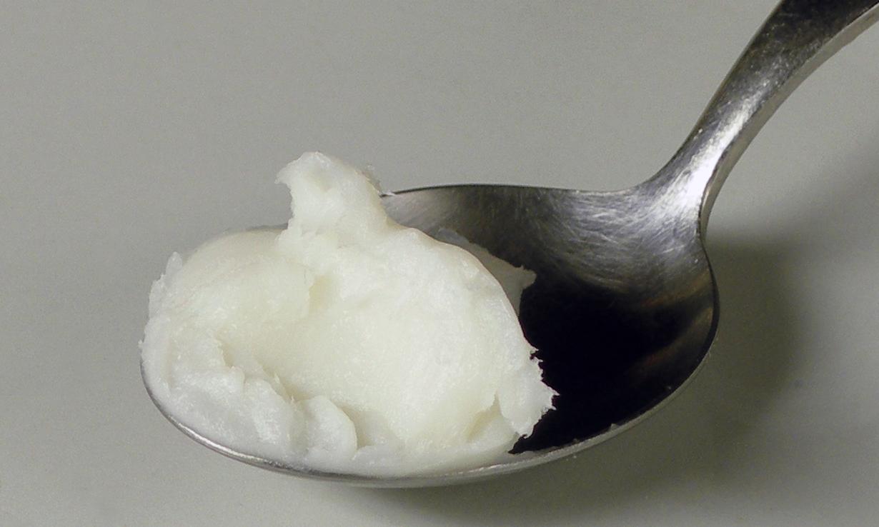 Cuchara llena hasta la mitad con grasa vegetal (de soja y semilla de algodón).