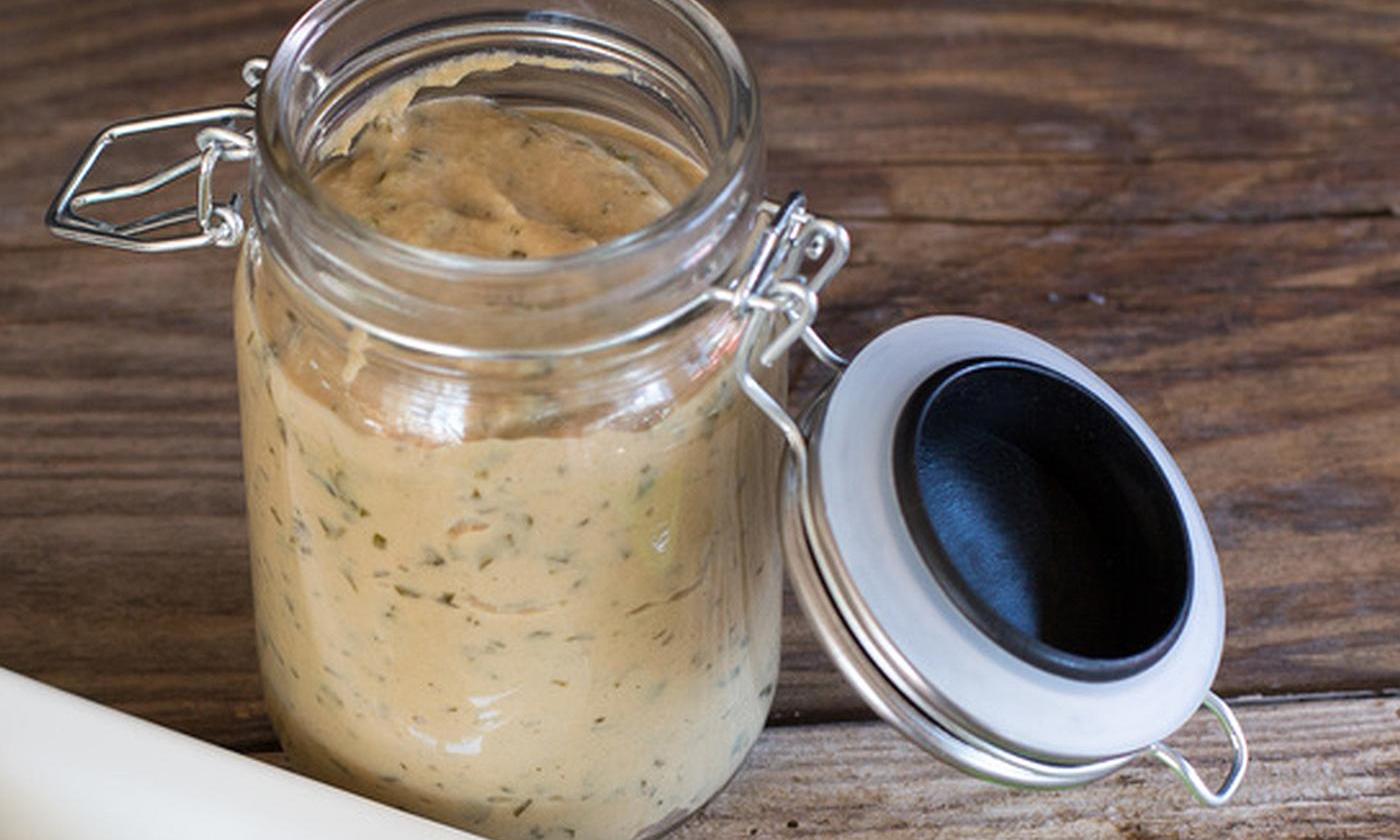 Семена горчицы, обработанные для пасты, в запираемом стеклянном контейнере, консервной банке (Weck). Семена горчицы, обработанные для пасты, в запираемом стеклянном контейнере, консервной банке (Weck).