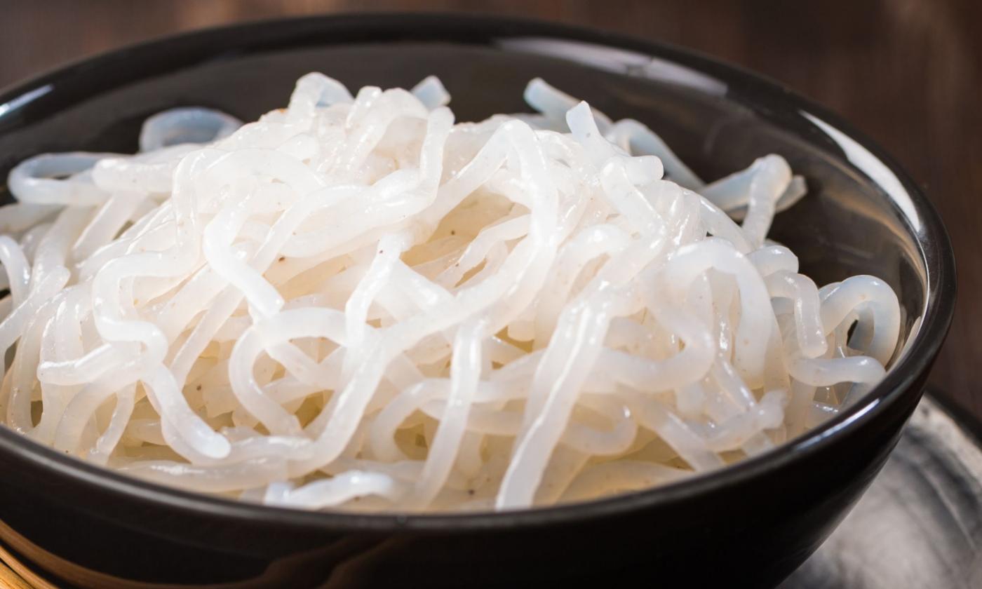 Los fideos shirataki (konjac, ¿orgánico?) no son fideos de cristal, pero son confusamente parecidos. Los fideos shirataki (konjac, ¿orgánico?) no son fideos de cristal, pero son confusamente parecidos.