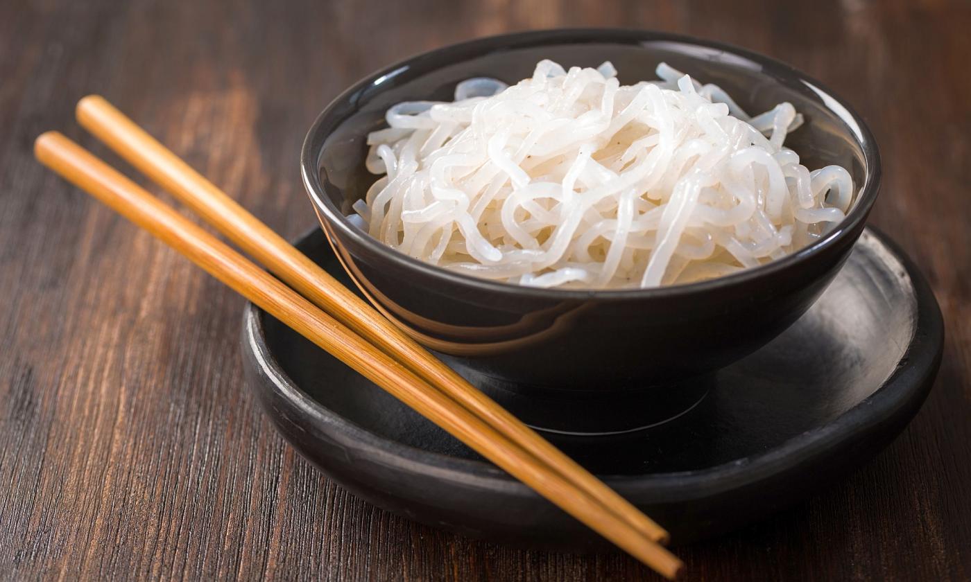Fideos shirataki (konjac, ¿orgánicos?) en cuenco de cerámica, servidos con palillos. Fideos shirataki (konjac, ¿orgánicos?) en cuenco de cerámica, servidos con palillos.