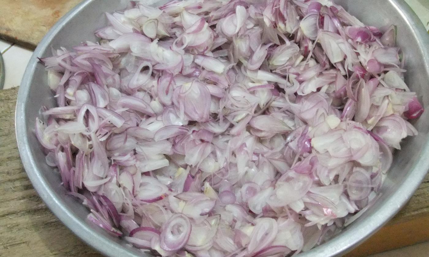 Für die Zubereitung vorbereitete, klein geschnittene rohe Schalotten (Allium ascalonicum).