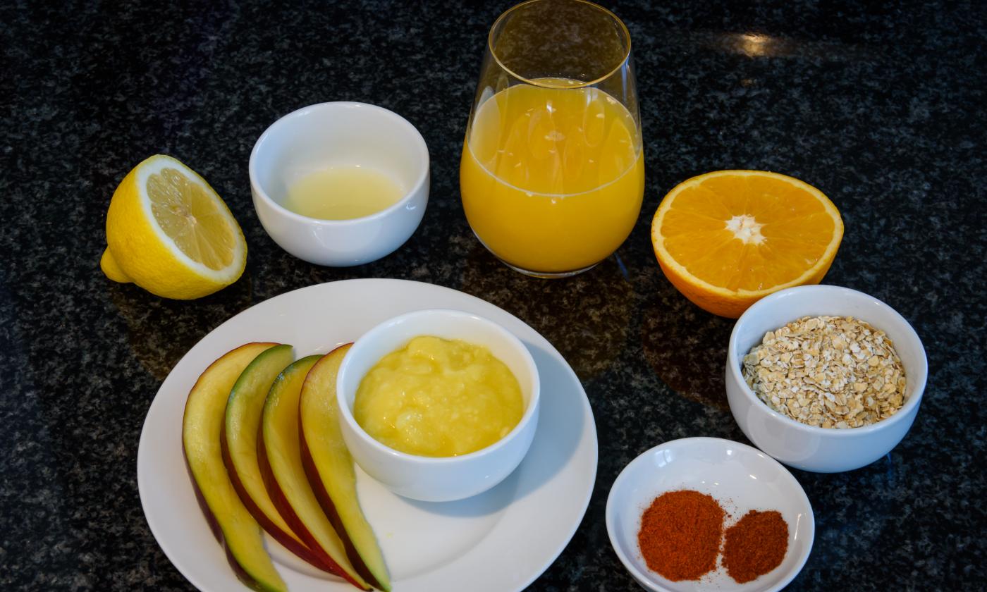 Ingredientes listos para preparar «Ñoquis picantes de naranja y avena con salsa de mango y limón».